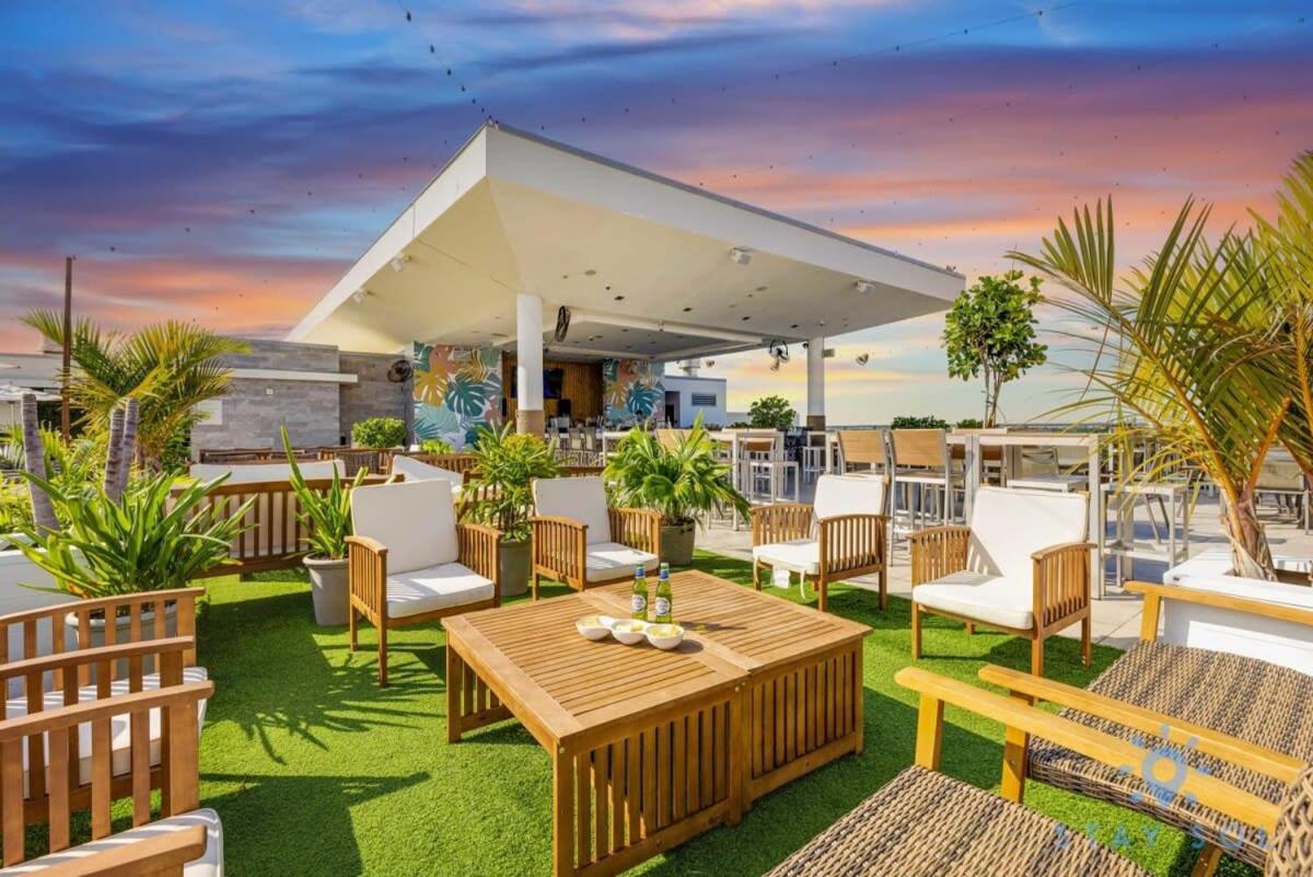 Apartment With Bay View Balcony - Pool - Up To 6 - Gym Hollywood Buitenkant foto