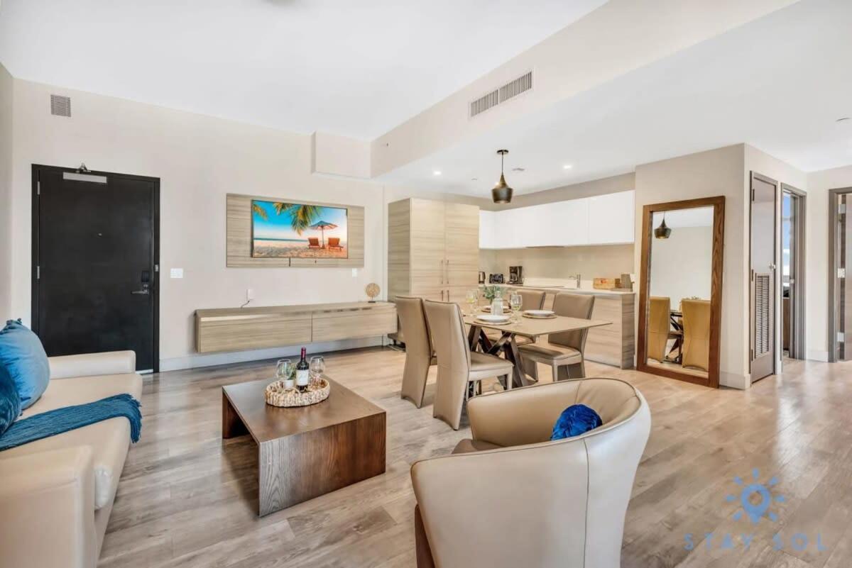 Apartment With Bay View Balcony - Pool - Up To 6 - Gym Hollywood Buitenkant foto